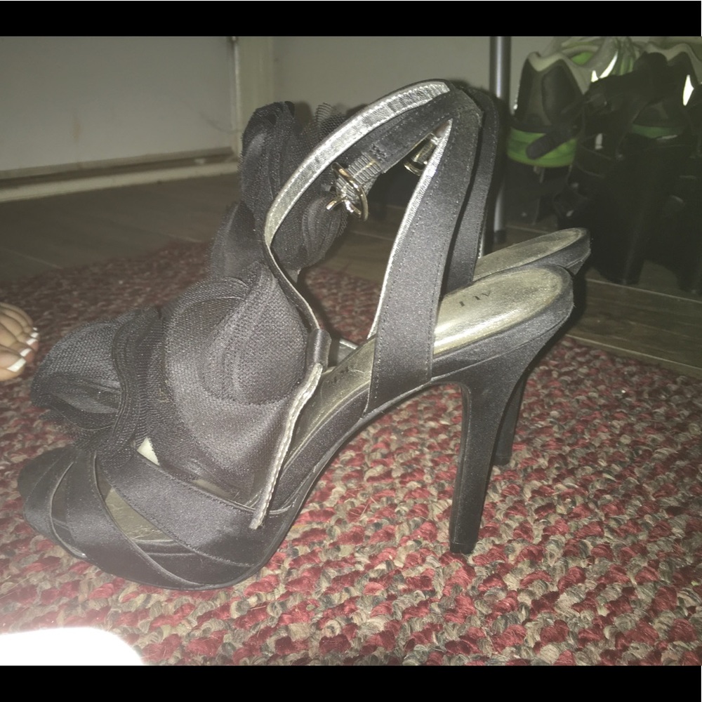 Black heels super cute